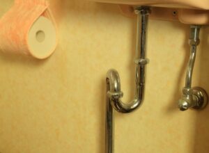 綾瀬市のトイレリフォーム手洗い器の配管の画像