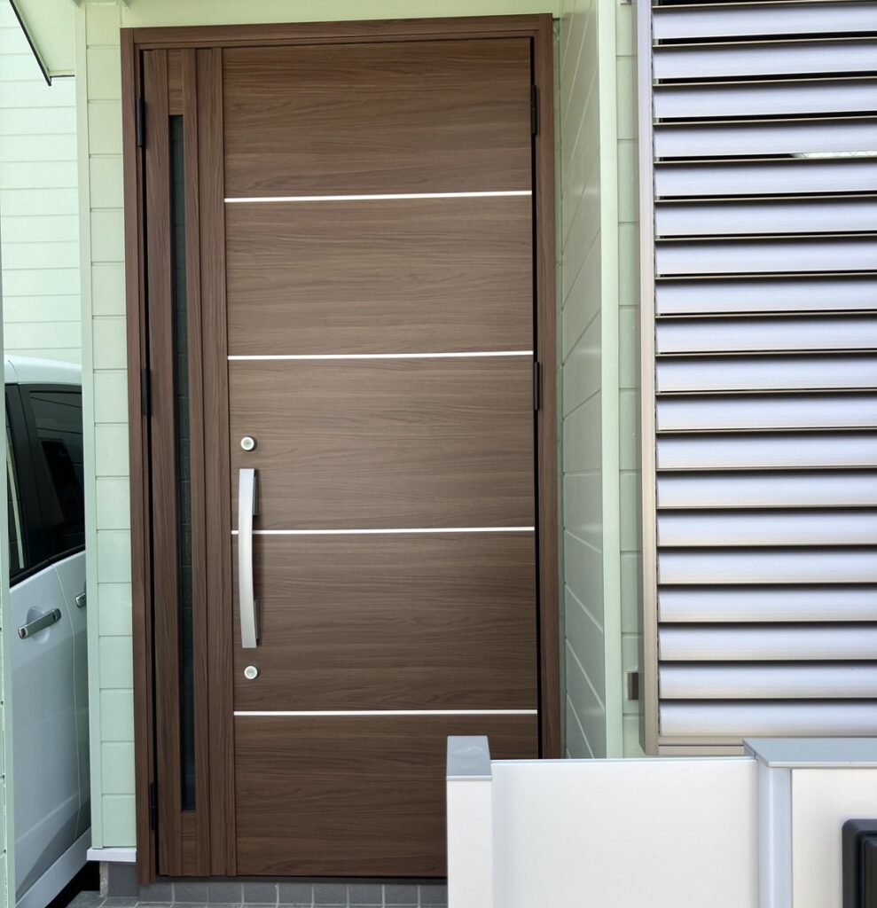 茅ケ崎市K様邸リノベーション玄関ドアリフォーム後画像