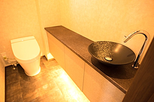 大和市でトイレリフォーム照明用コンセント画像