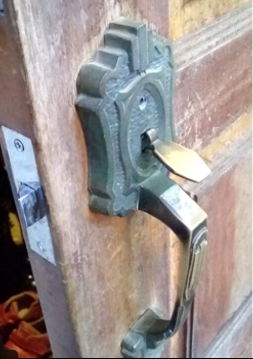 壊れた玄関ドアの画像