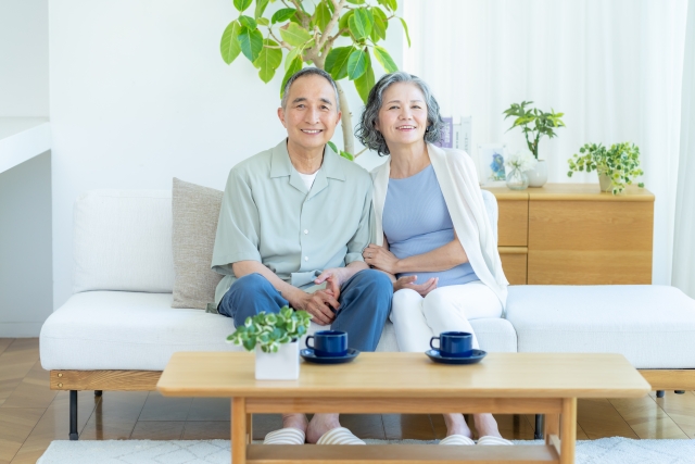 リビングでくつろぐ老夫婦の画像