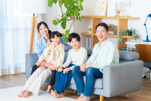 リビングに集まるファミリーの画像
