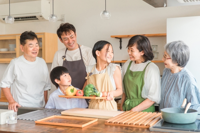 キッチンでファミリー集合写真