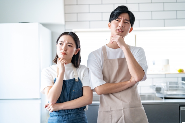 キッチンリフォームに悩む夫婦に画像